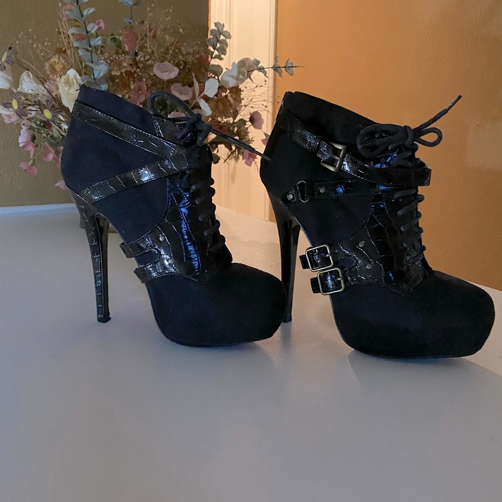 Shoedazzle black booties